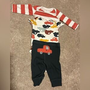 LIKE NEW 3 piece set - carters 3 month